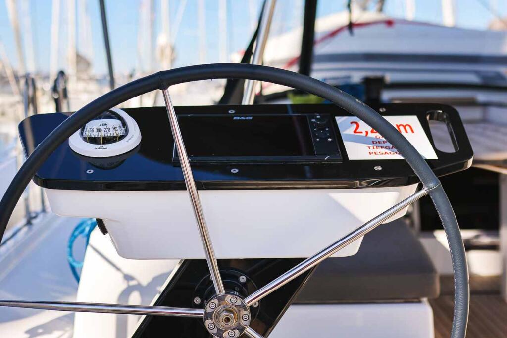 Sailing yacht 