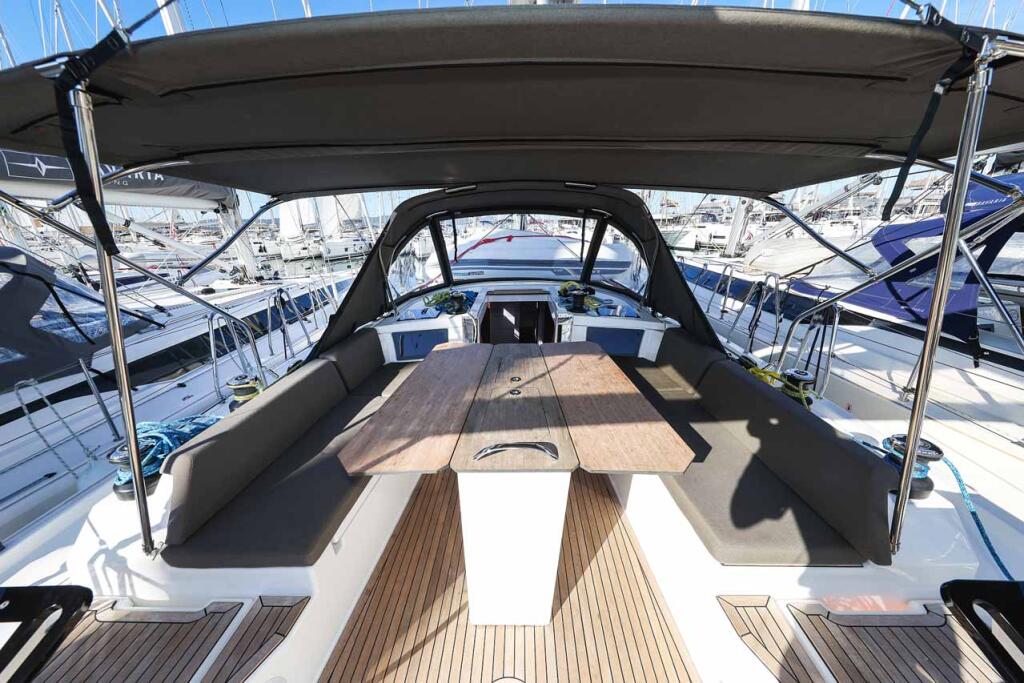 Sailing yacht 