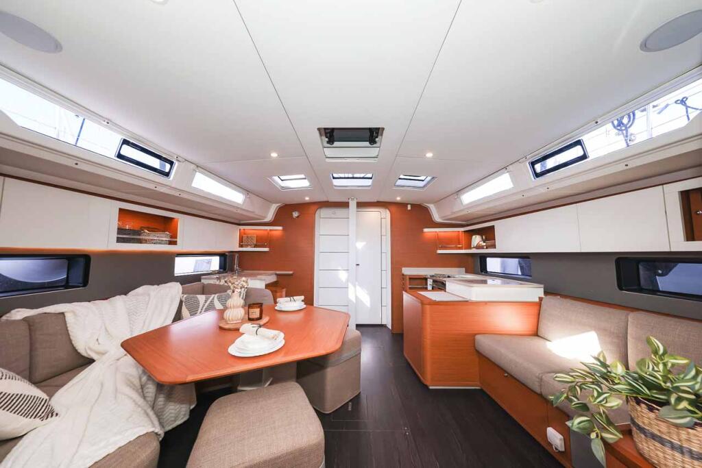 Sailing yacht 