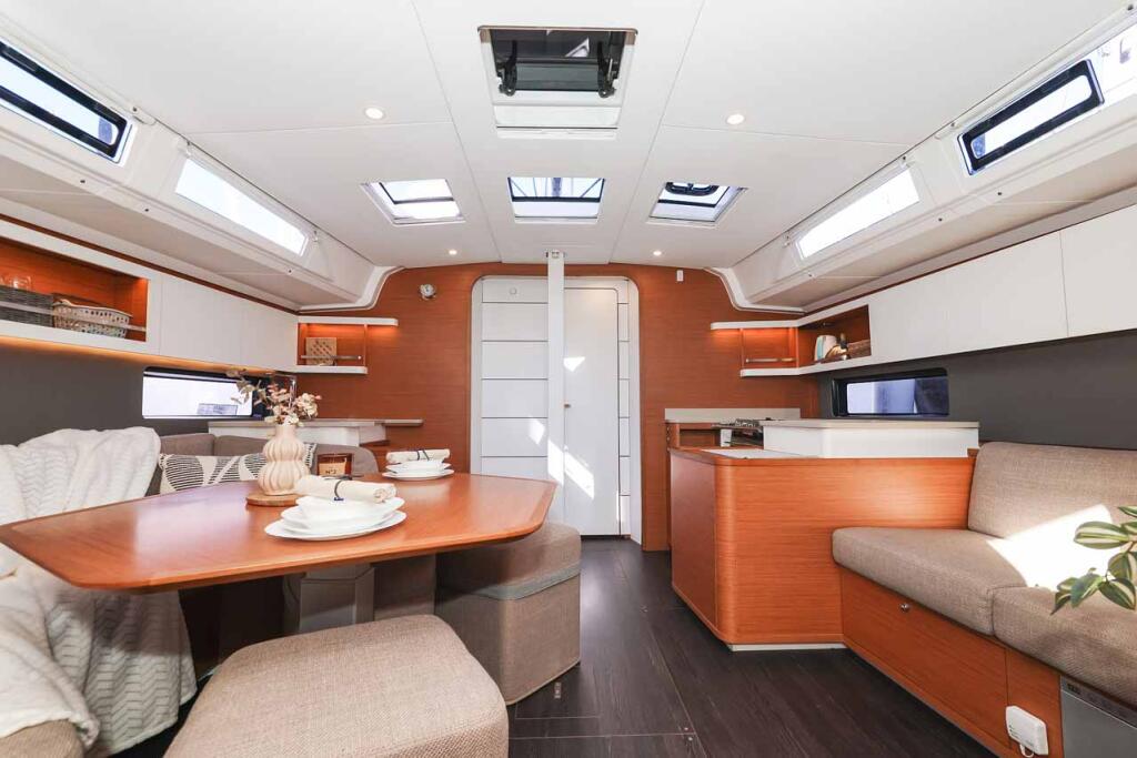 Sailing yacht 