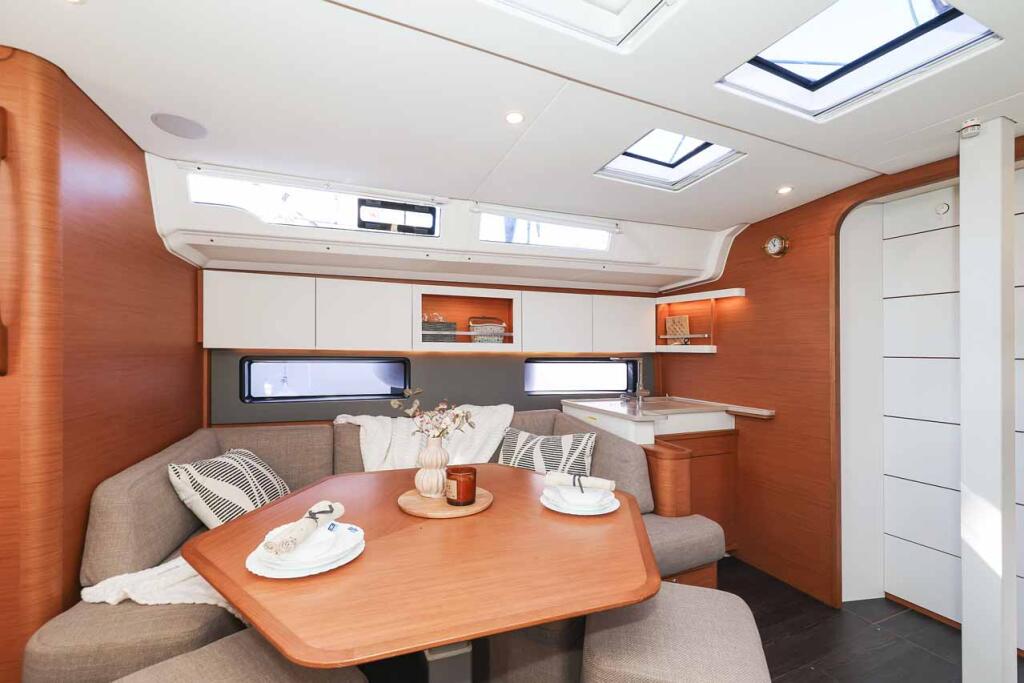 Sailing yacht 