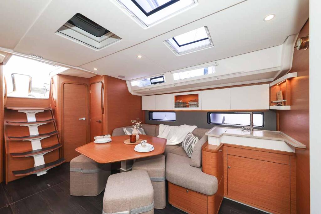 Sailing yacht 