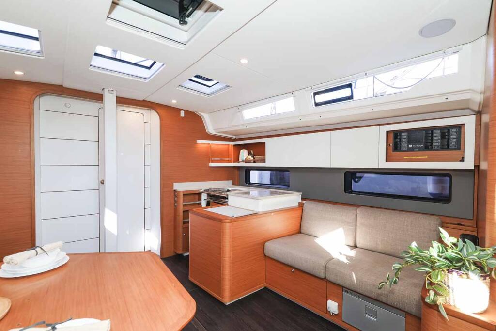 Sailing yacht 