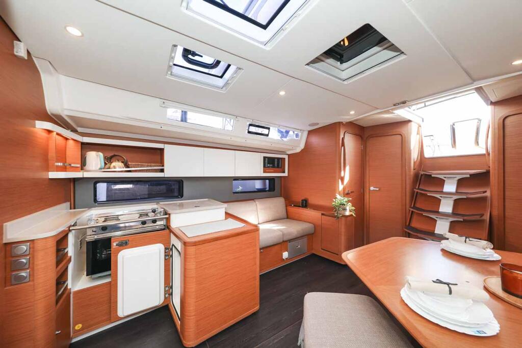 Sailing yacht 