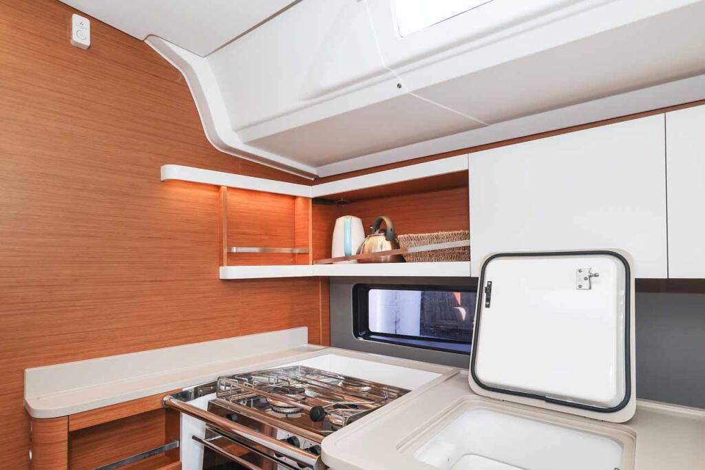 Sailing yacht 