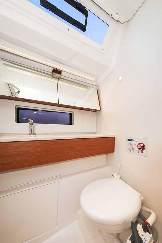 Sailing yacht 
