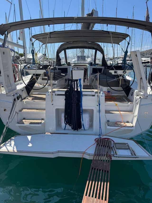 Sailing yacht 