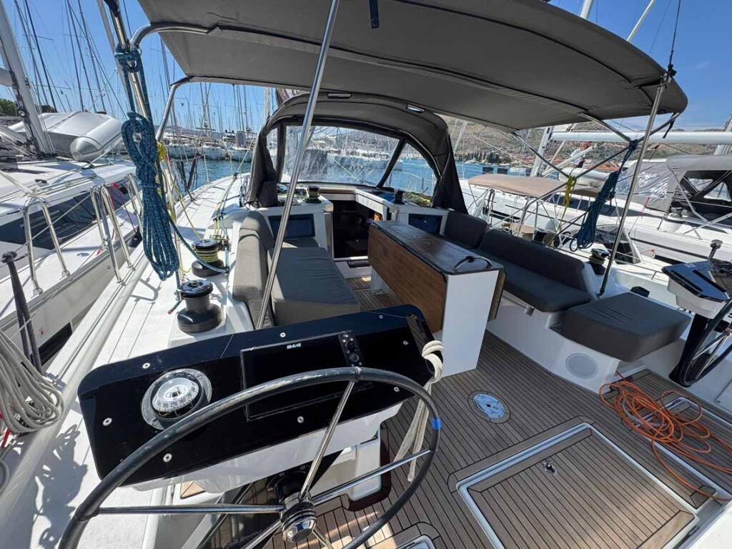 Sailing yacht 