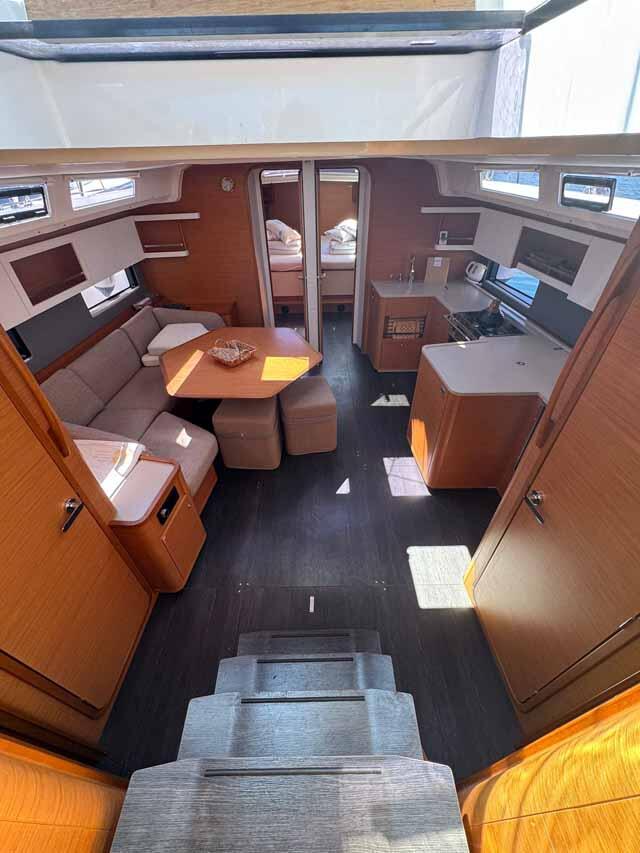 Sailing yacht 