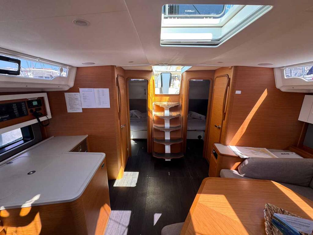 Sailing yacht 