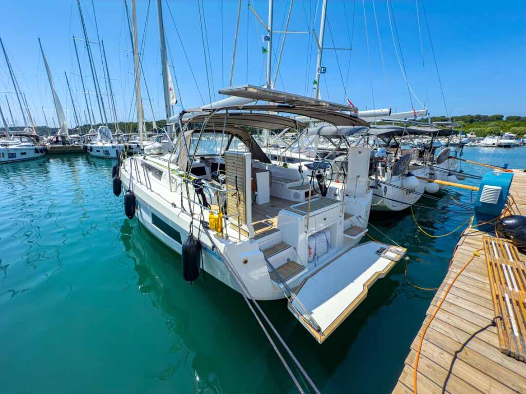 Sailing yacht 