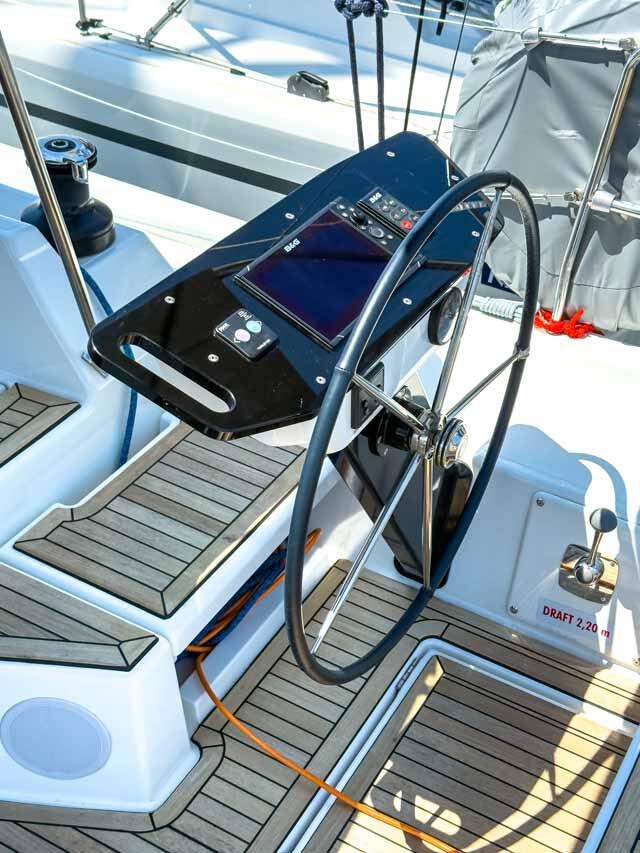Sailing yacht 