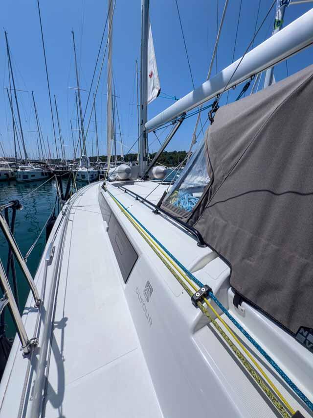 Sailing yacht 