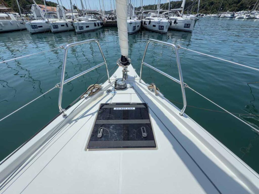 Sailing yacht 