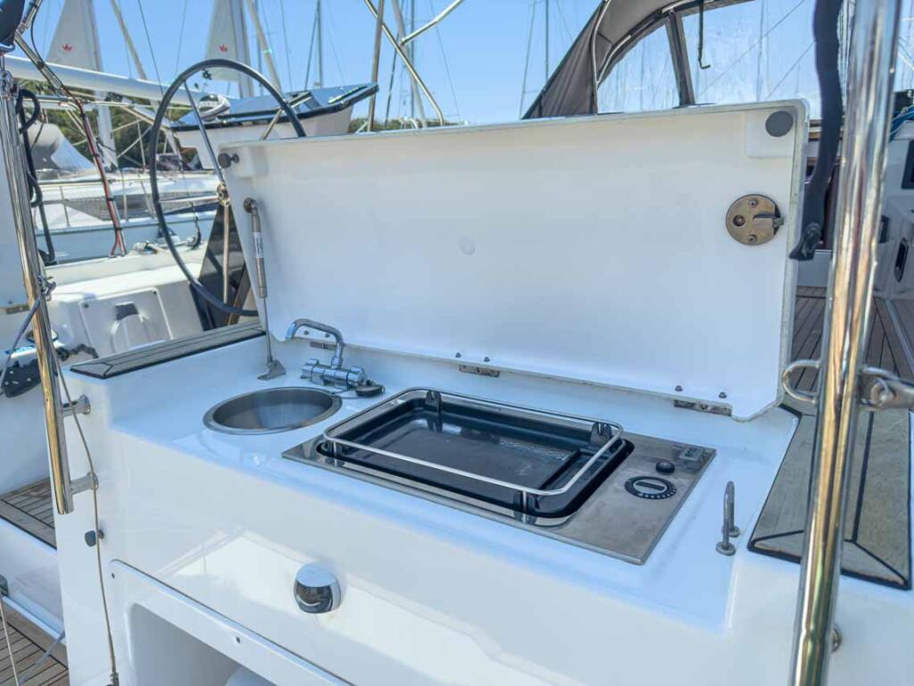 Sailing yacht 