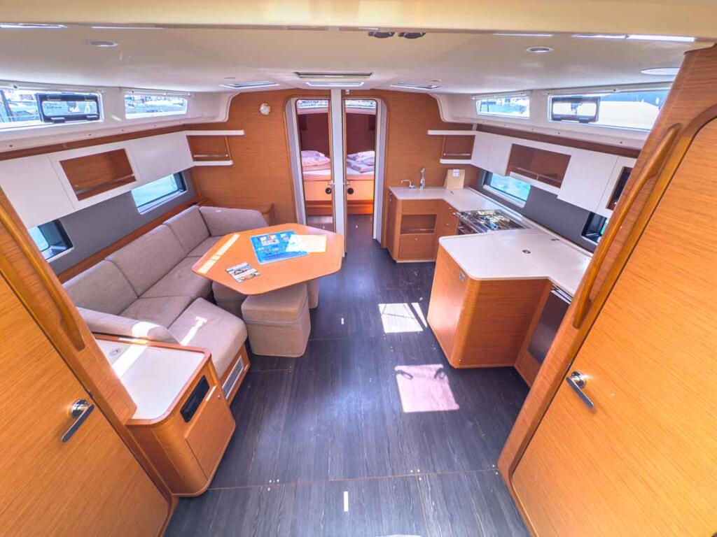 Sailing yacht 