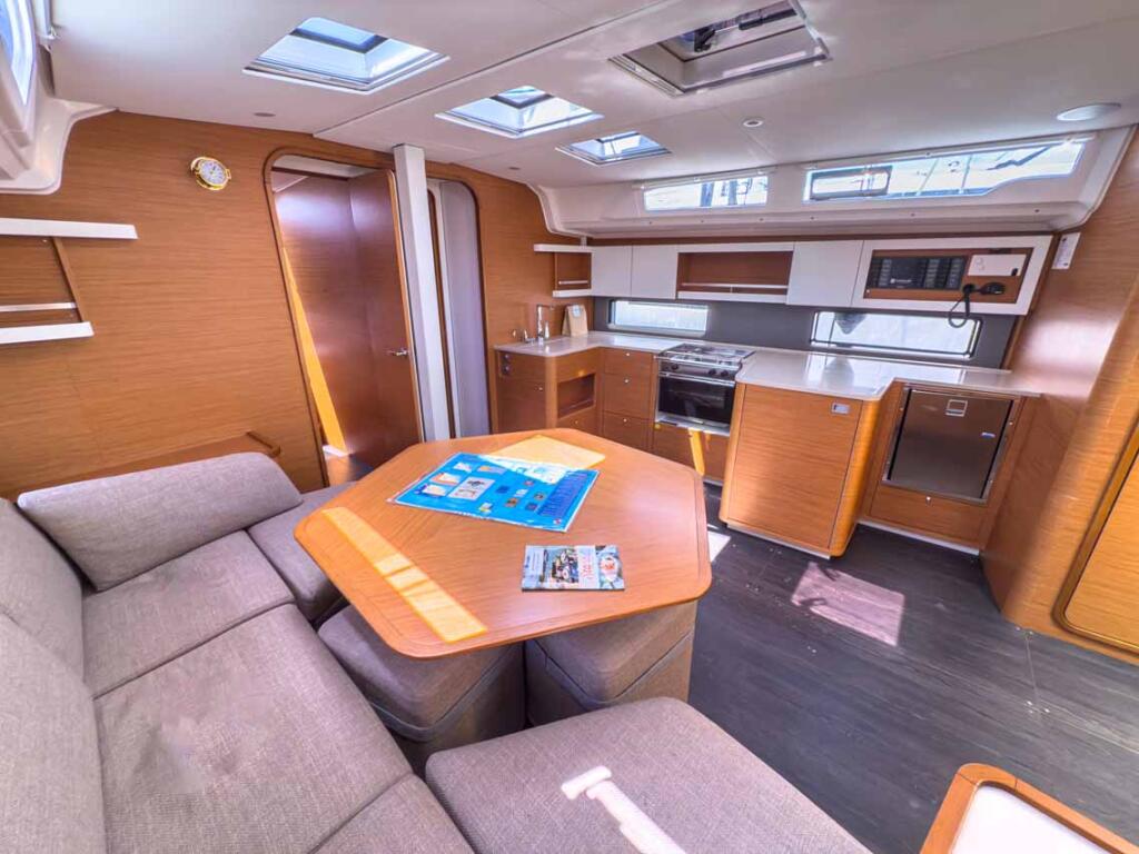 Sailing yacht 
