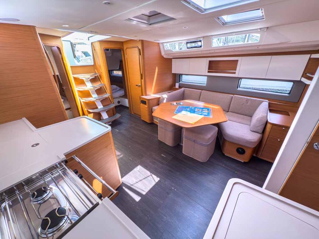 Sailing yacht 