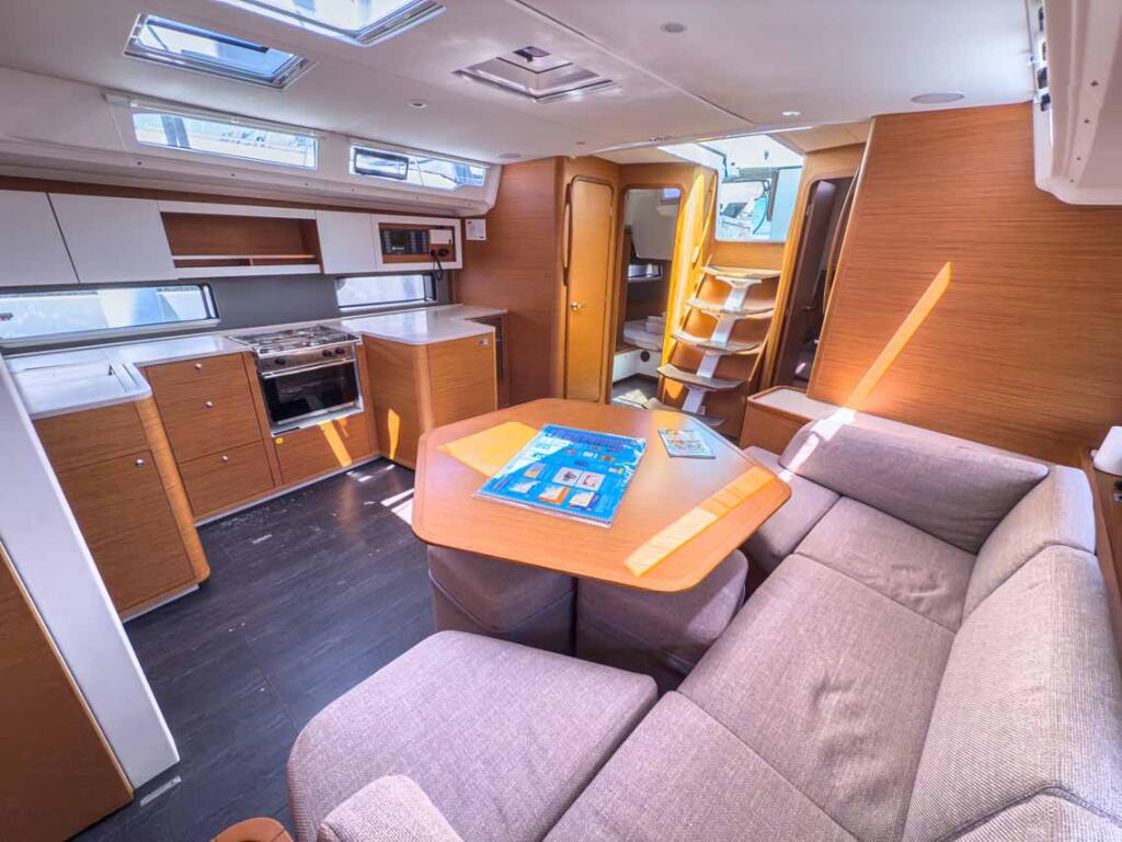 Sailing yacht 