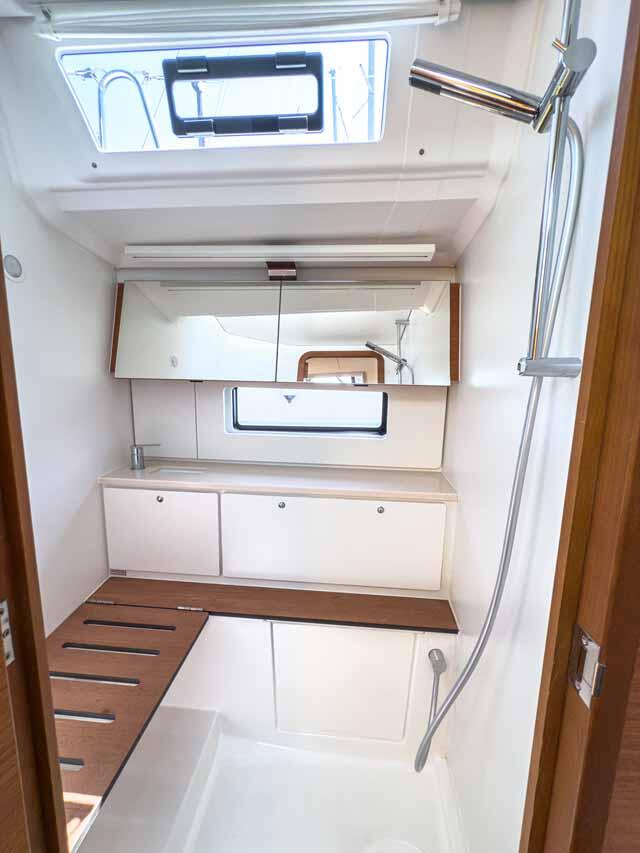 Sailing yacht 