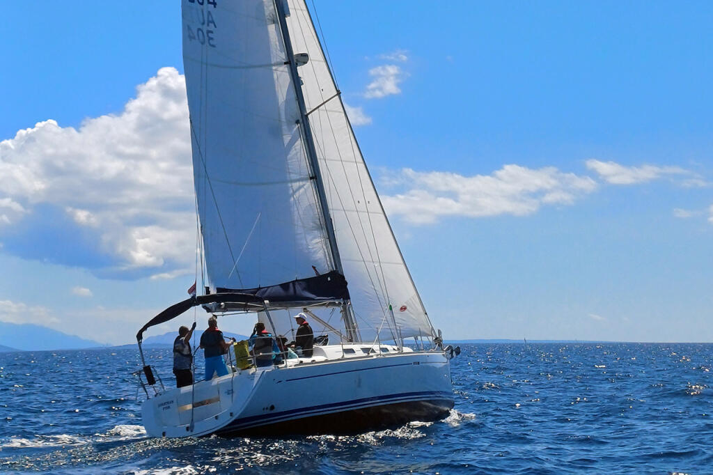 Sailing yacht 