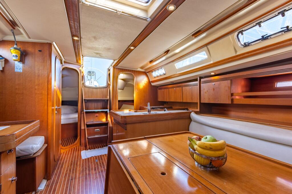 Sailing yacht 