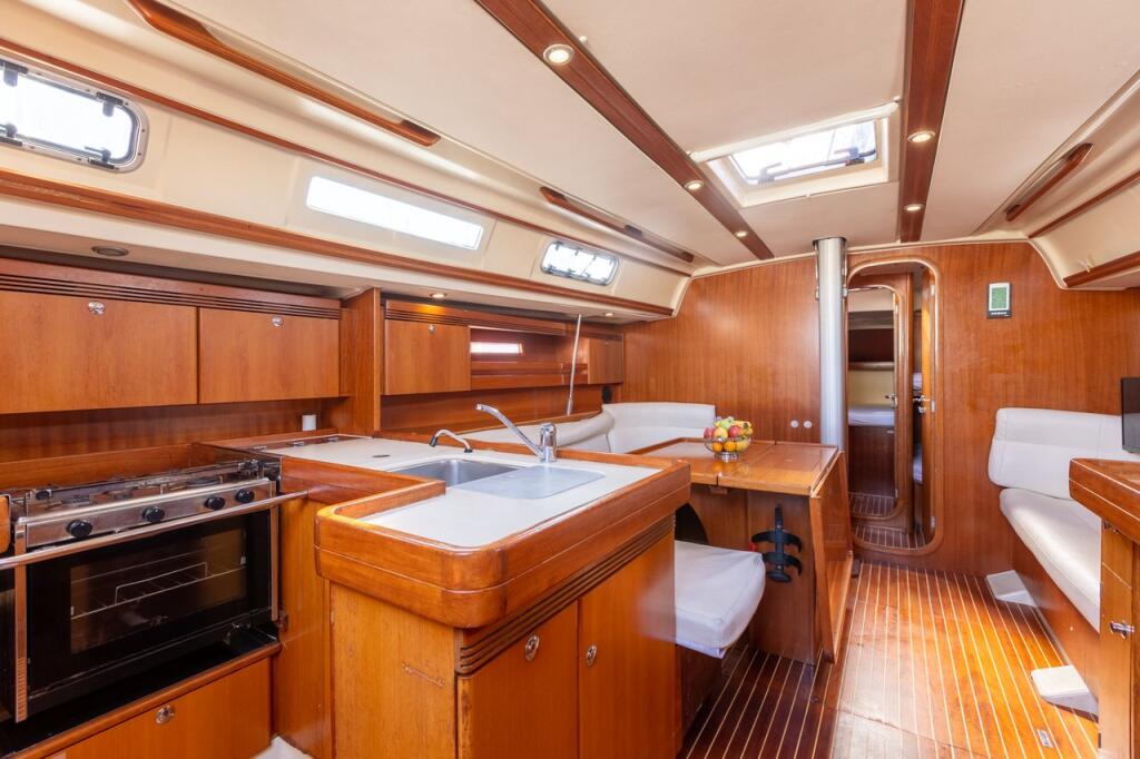 Sailing yacht 
