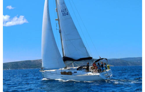 Sailing yacht 