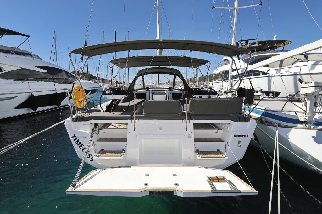 Sailing yacht 