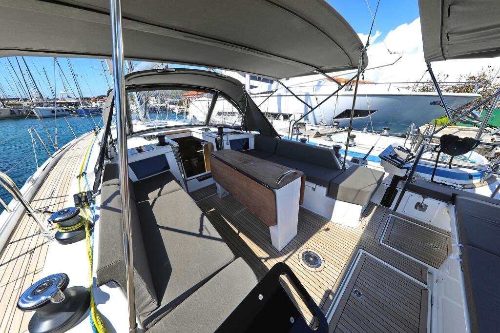 Sailing yacht 