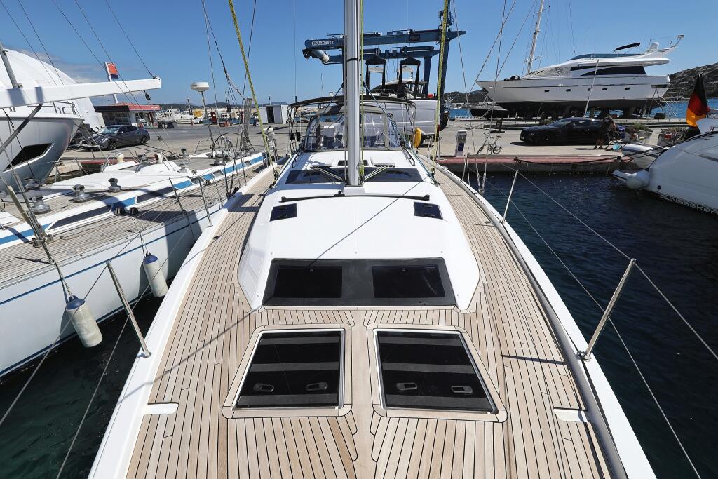 Sailing yacht 