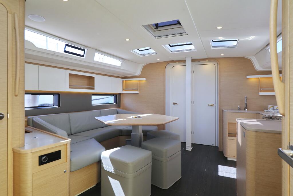 Sailing yacht 