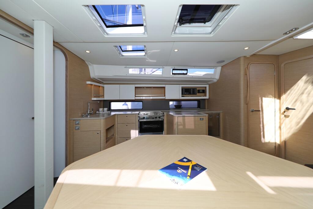 Sailing yacht 