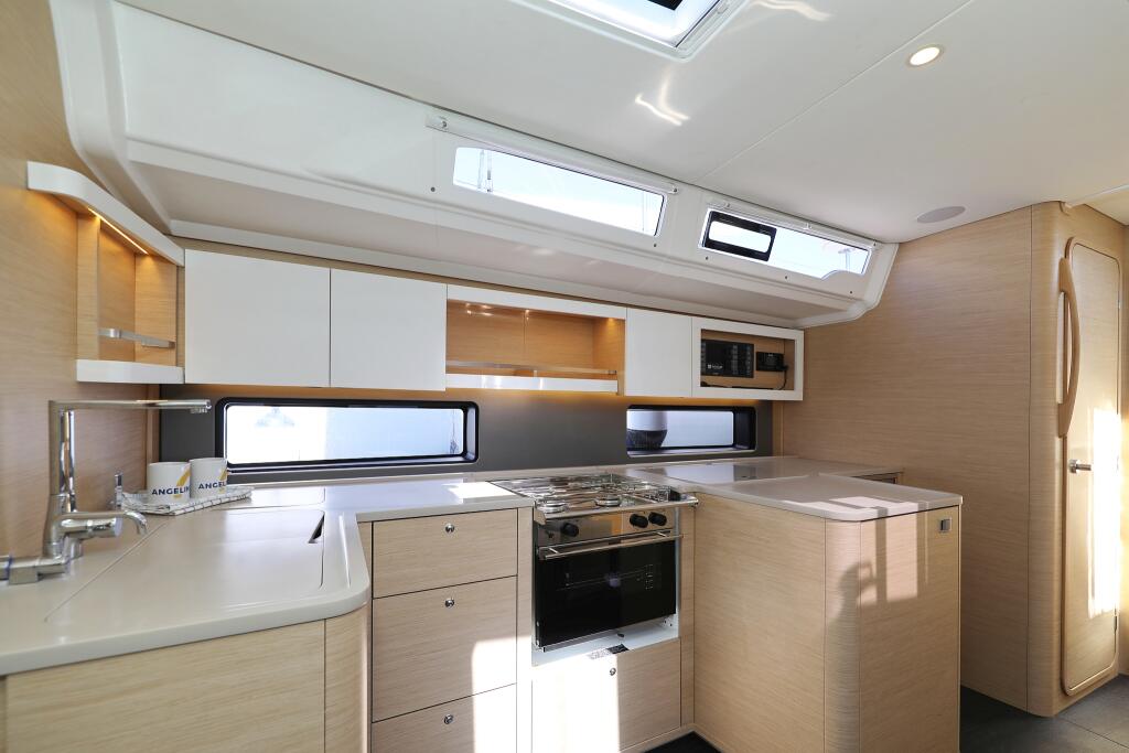 Sailing yacht 