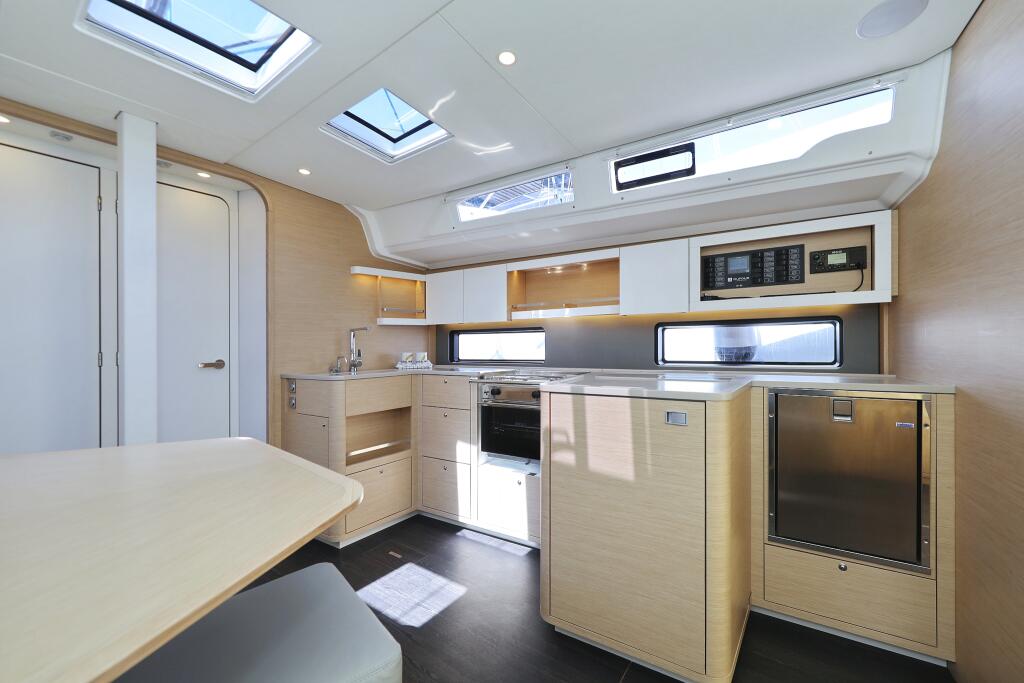 Sailing yacht 