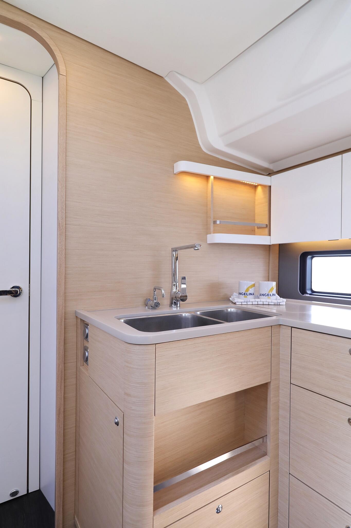 Sailing yacht 