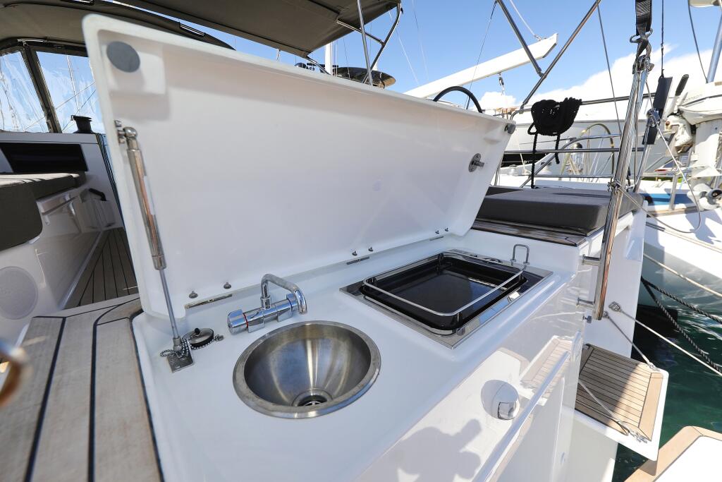Sailing yacht 