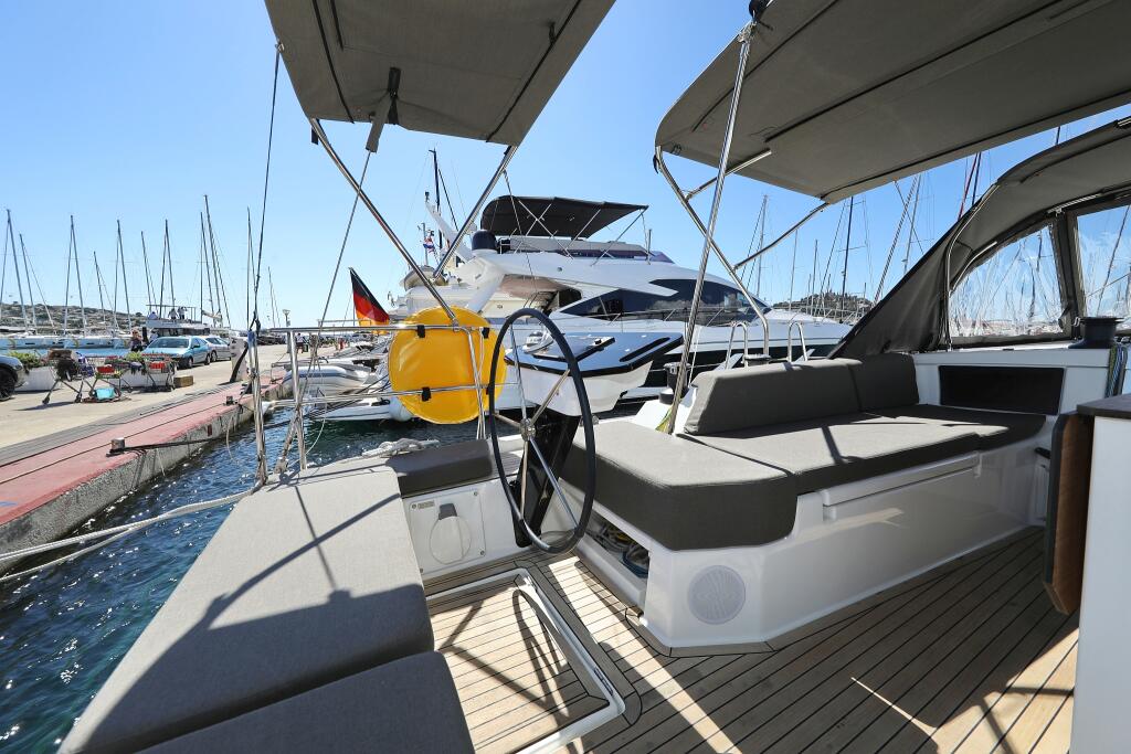Sailing yacht 