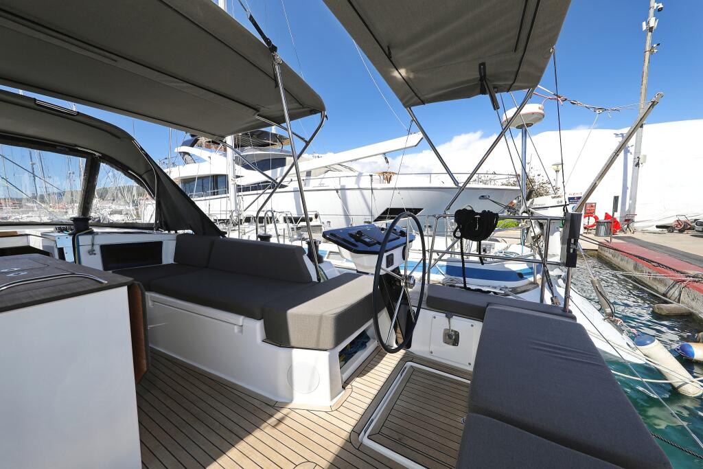 Sailing yacht 