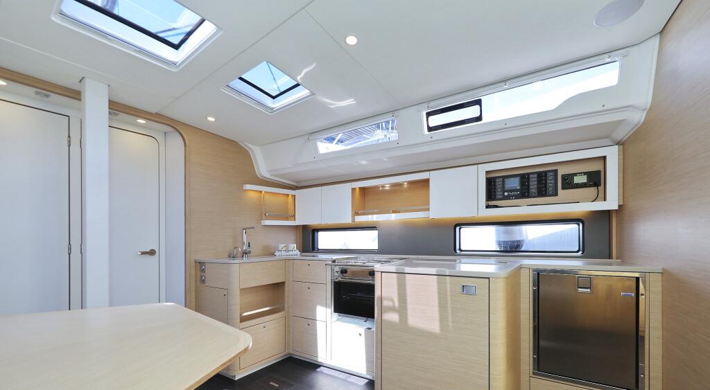 Sailing yacht 