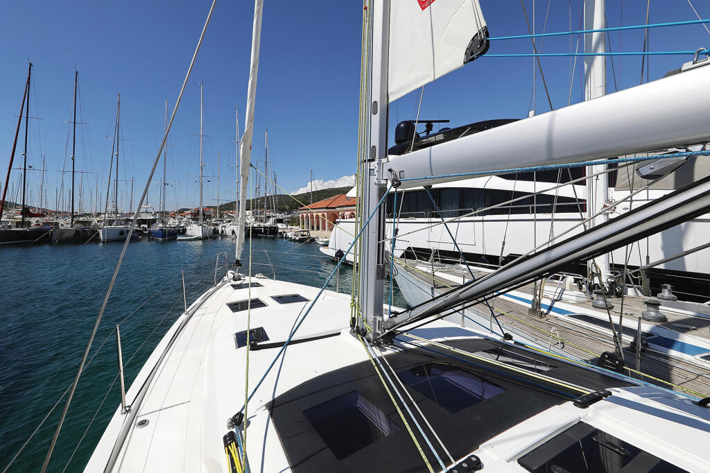 Sailing yacht 