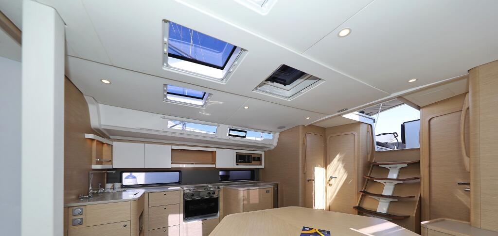 Sailing yacht 