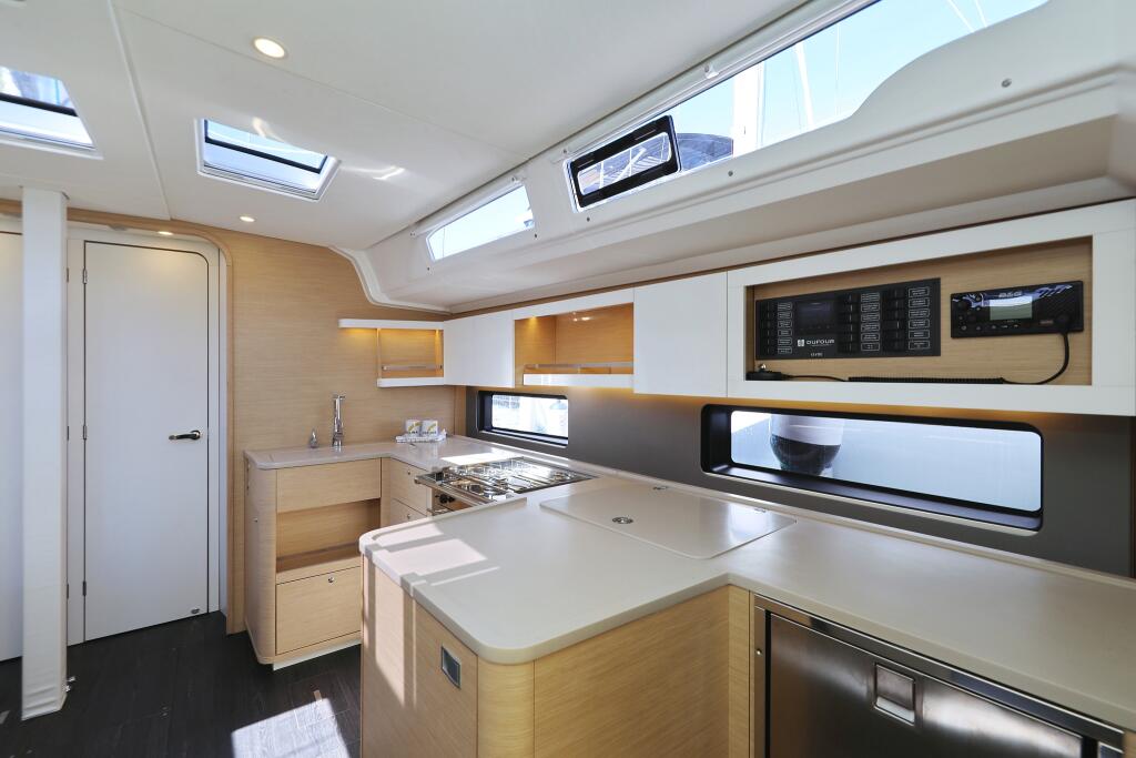 Sailing yacht 