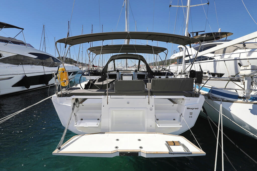 Sailing yacht 