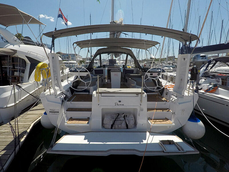 Sailing yacht 