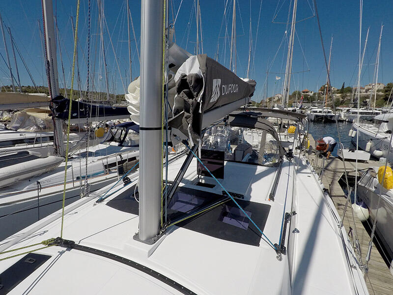 Sailing yacht 