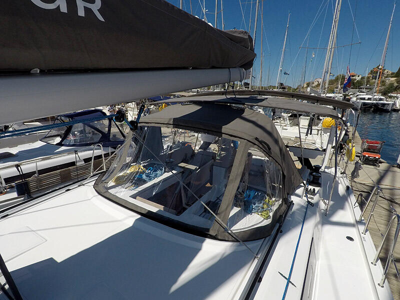 Sailing yacht 