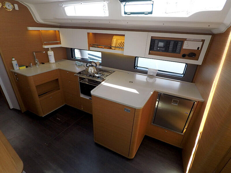 Sailing yacht 