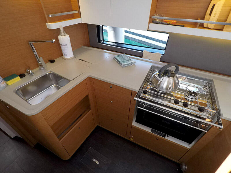 Sailing yacht 