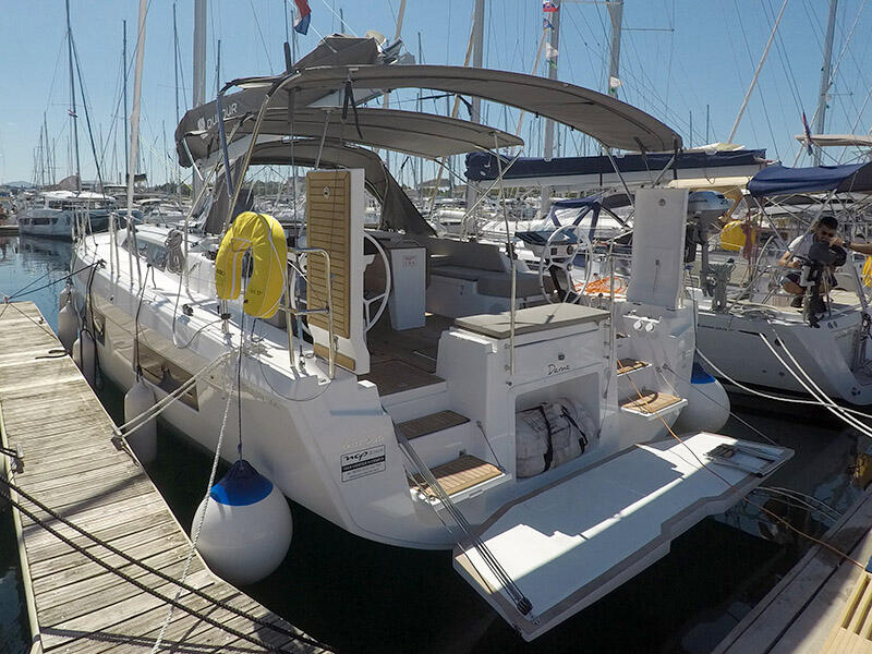 Sailing yacht 
